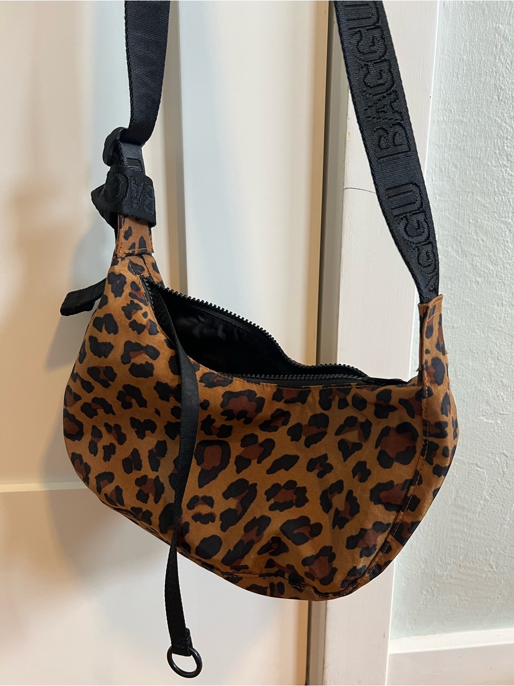 Like new! BAGGU Leopard Print Small Crescent Shoulder Bag